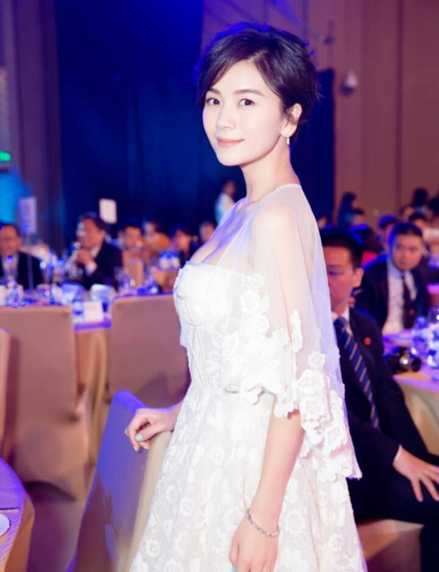 她是陈思诚的前任，只因老公生活混乱而分开，如今干练美超过范冰