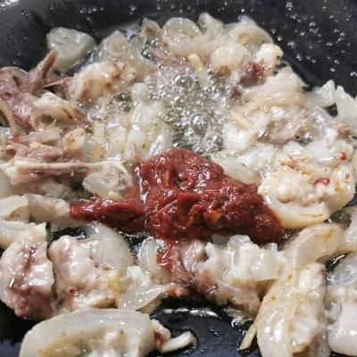 牛蹄筋怎么做好吃又简单又方便(牛蹄筋和什么搭配最好)-第2张图片-