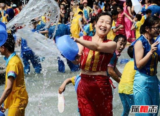 解析傣族泼水节的由来,为纪念英雄南粽布(傣历的新年)