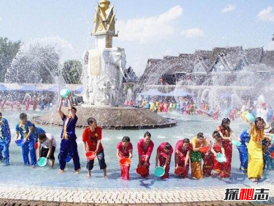 解析傣族泼水节的由来,为纪念英雄南粽布(傣历的新年)