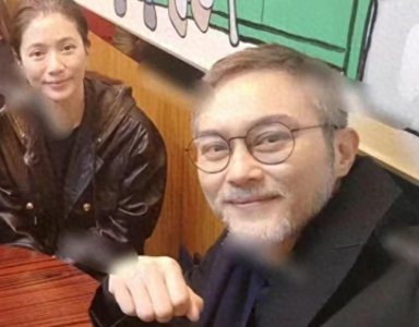 ​52岁张智霖近照曝光，胡子花白老态尽显，与袁咏仪同框像父女！