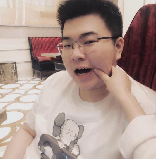 蜜蜂仔和韦神打比赛（韦神领证后女友被粉丝追问何时办婚礼）(7)