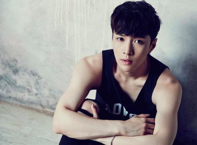 张艺兴吊唁金钟铉，钟铉前女友也现身了灵堂？