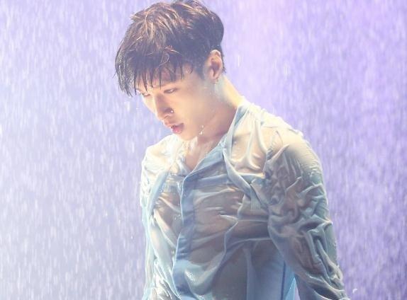 张艺兴吊唁金钟铉，钟铉前女友也现身了灵堂？