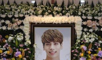 张艺兴吊唁金钟铉，钟铉前女友也现身了灵堂？