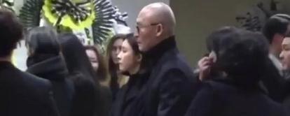 张艺兴吊唁金钟铉，钟铉前女友也现身了灵堂？