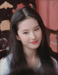 ​刘亦菲的母亲为何两度离婚远走他乡，网友：为了孩子的未来，我们共同面对挑战