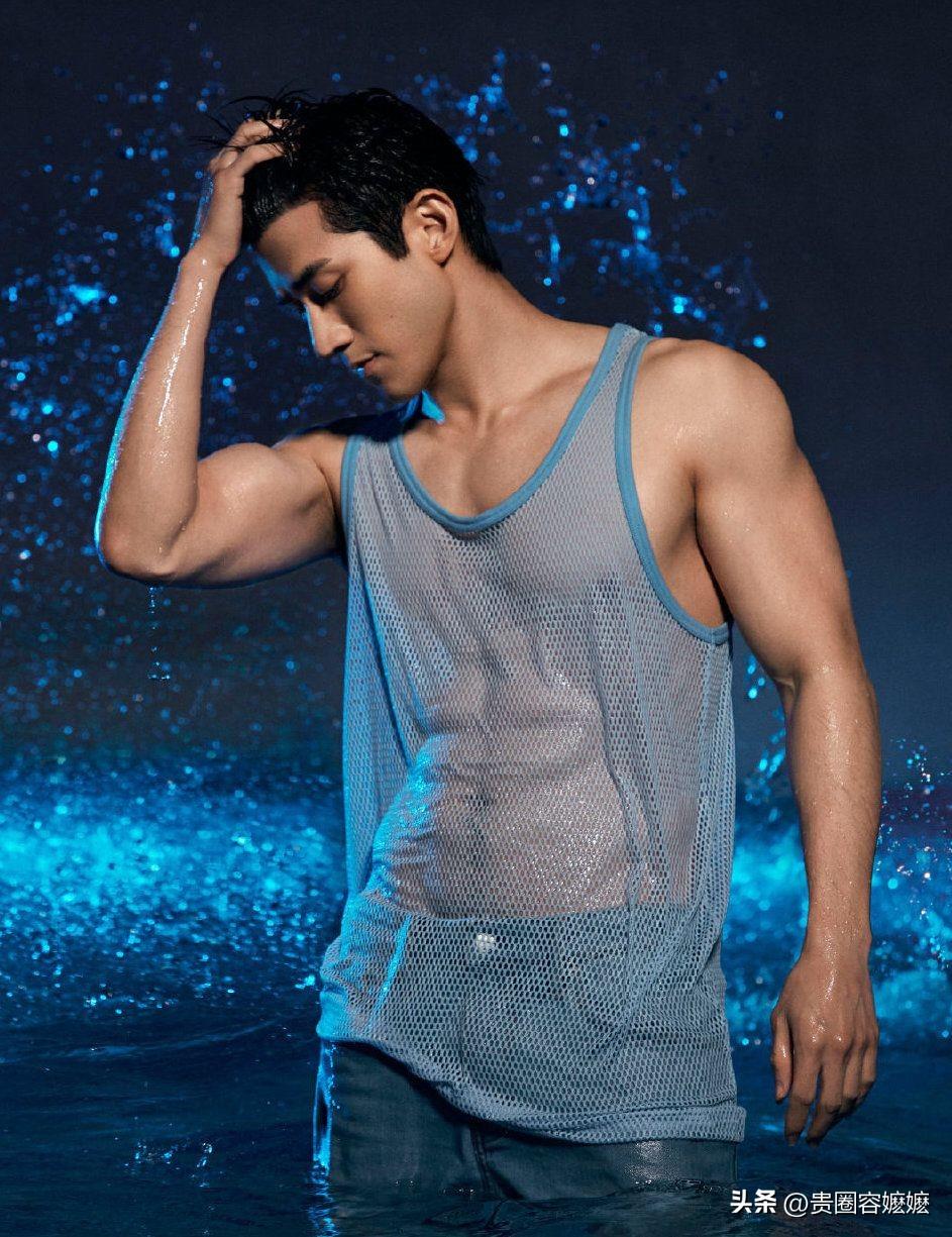 被35岁李治廷帅到了！穿背心大秀八块腹肌，堪称行走的荷尔蒙