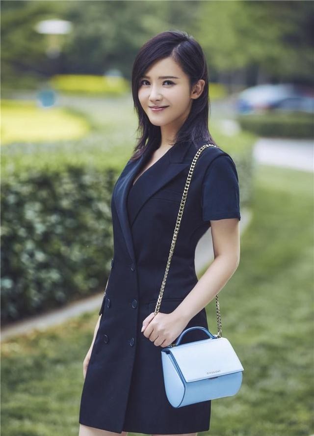 邹承恩赖猫的狮子倒影(赖猫的狮子倒影) 邹承恩 狮子 第3张