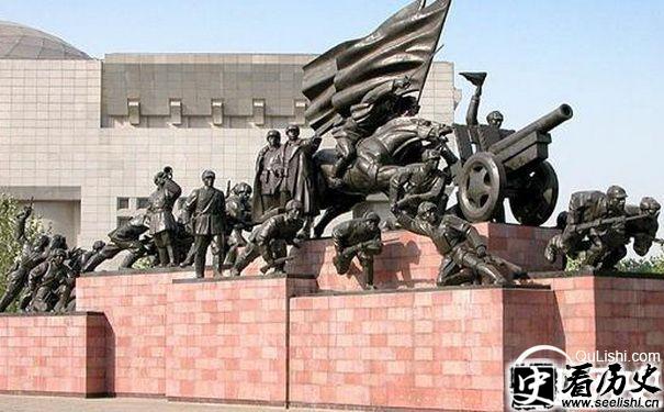 平津战役纪念馆前的群雕